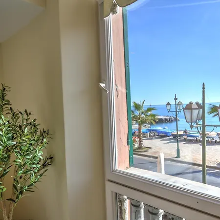 Gramsci 79 - Elegante Fronte Con 3 Posti Letto Apartament